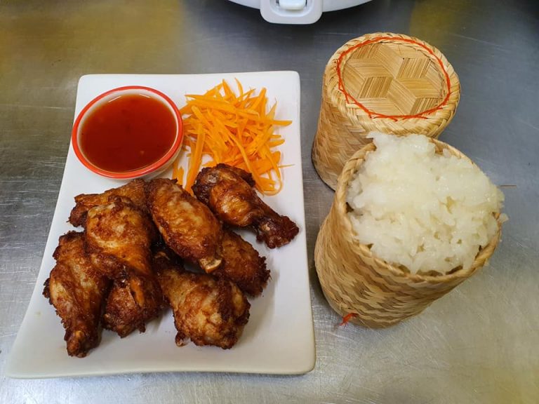 Chicken wings served with rice and carrot with sweet chilli sauce
